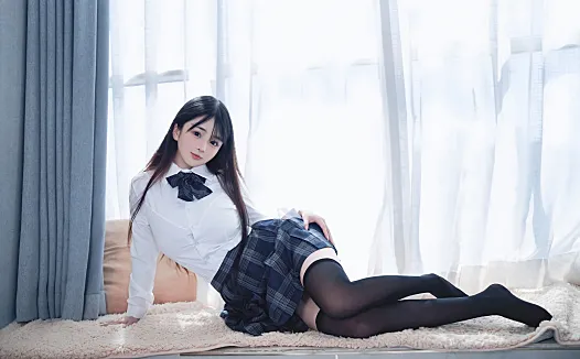 桜井宁宁《JK制服》写真作品介绍|窗边日系校园风与格纹造型赏析