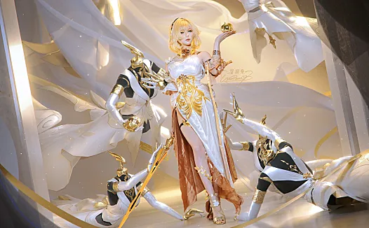 咬一口兔娘《崩坏:星穹铁道·阿格莱雅》Cos写真介绍|金白礼服与舞台布景赏析