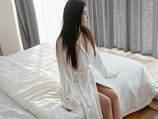 年年nnian《晨》图集：白色浴袍里的清晨光线