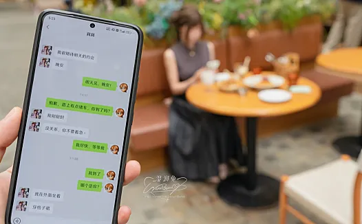 咬一口兔娘《网友的一日约会》图集:咖啡厅里的轻松约会感