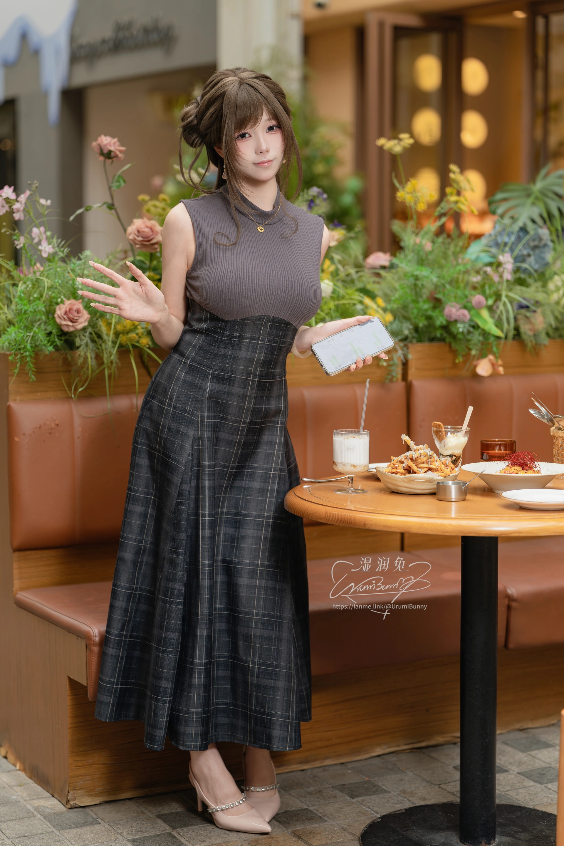 咬一口兔娘黑色裙咖啡厅写真