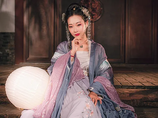 汉服夜景提灯写真：蓝紫衣裙和纸灯笼，把晚风感拍出来了