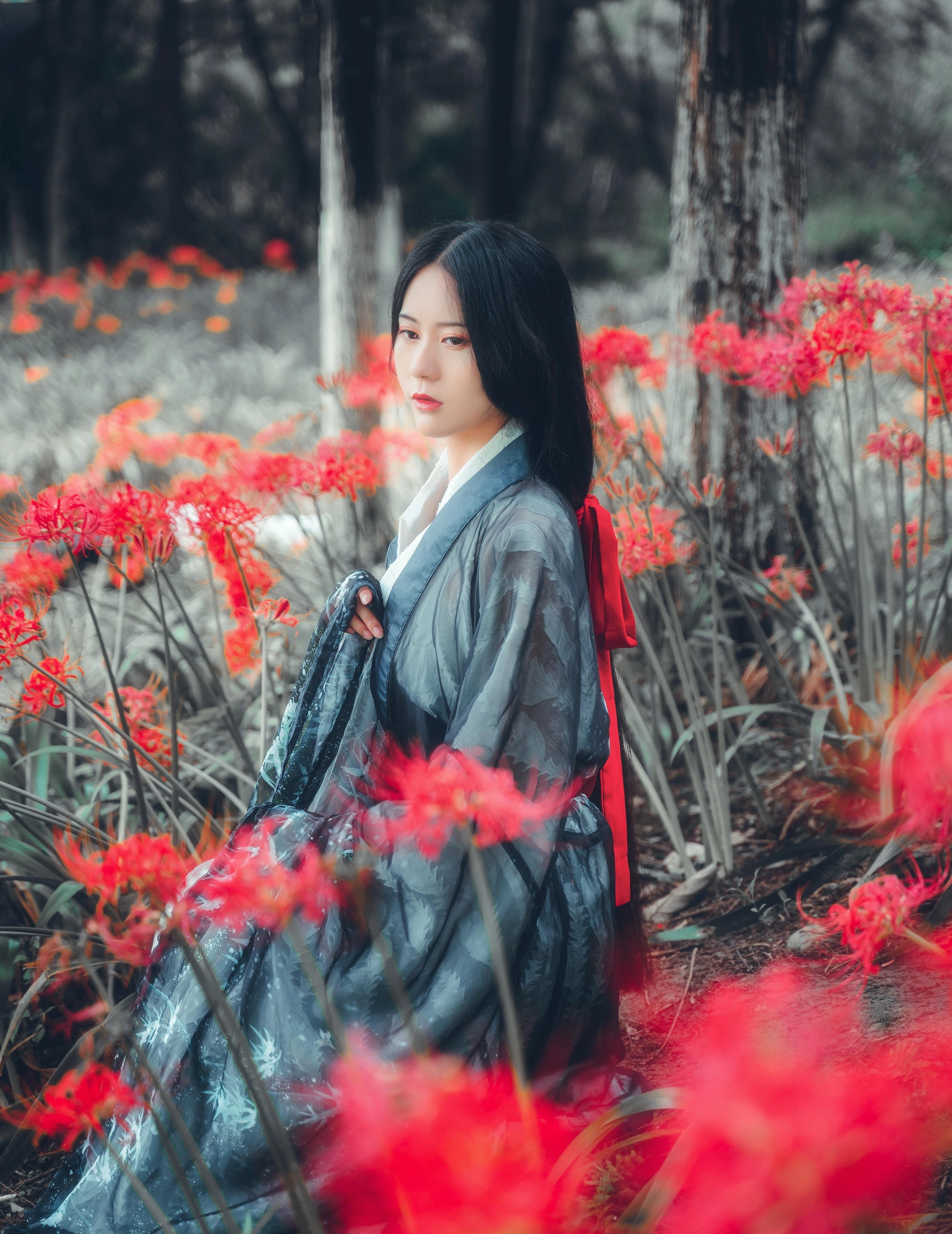 彼岸花树林汉服近景