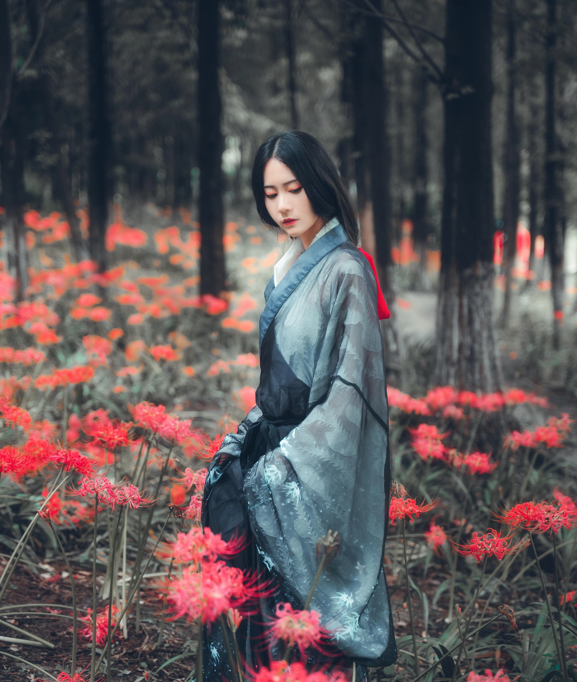 灰蓝汉服彼岸花写真