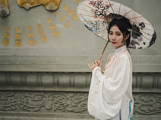大慈寺汉服写真：白衣纸伞和古寺石刻，安静但不单调