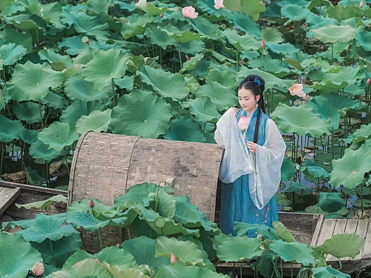 荷塘里的一抹青蓝：成都汉服写真《莲花渡》