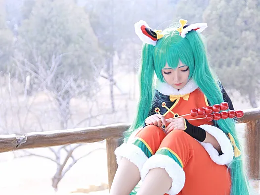 斯文文文文双马尾初音未来写真：雪地里的红色小惊喜