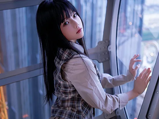 桜桃喵制服摩天轮写真：一圈城市灯光里的安静时刻
