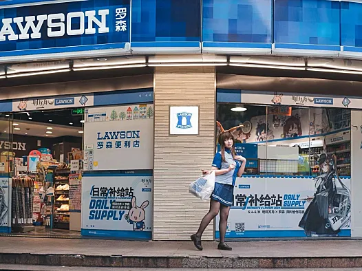 樱岛嗷《明日方舟》阿米娅罗森联动COS：便利店制服也很搭