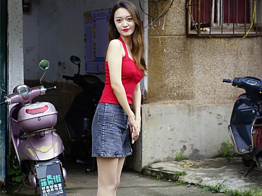 初夏女神依依《复古街头》写真：慢慢走过旧街，画面很有故事感