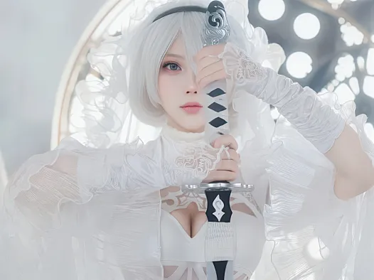 Cat Demon喵崽尼尔2B野性新娘COS：白色礼服与长剑很有戏