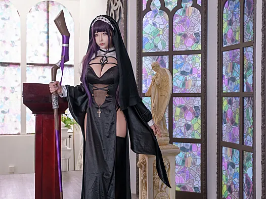 抱走莫子AA菲伦COS写真：教堂彩窗和黑色礼服氛围拉满