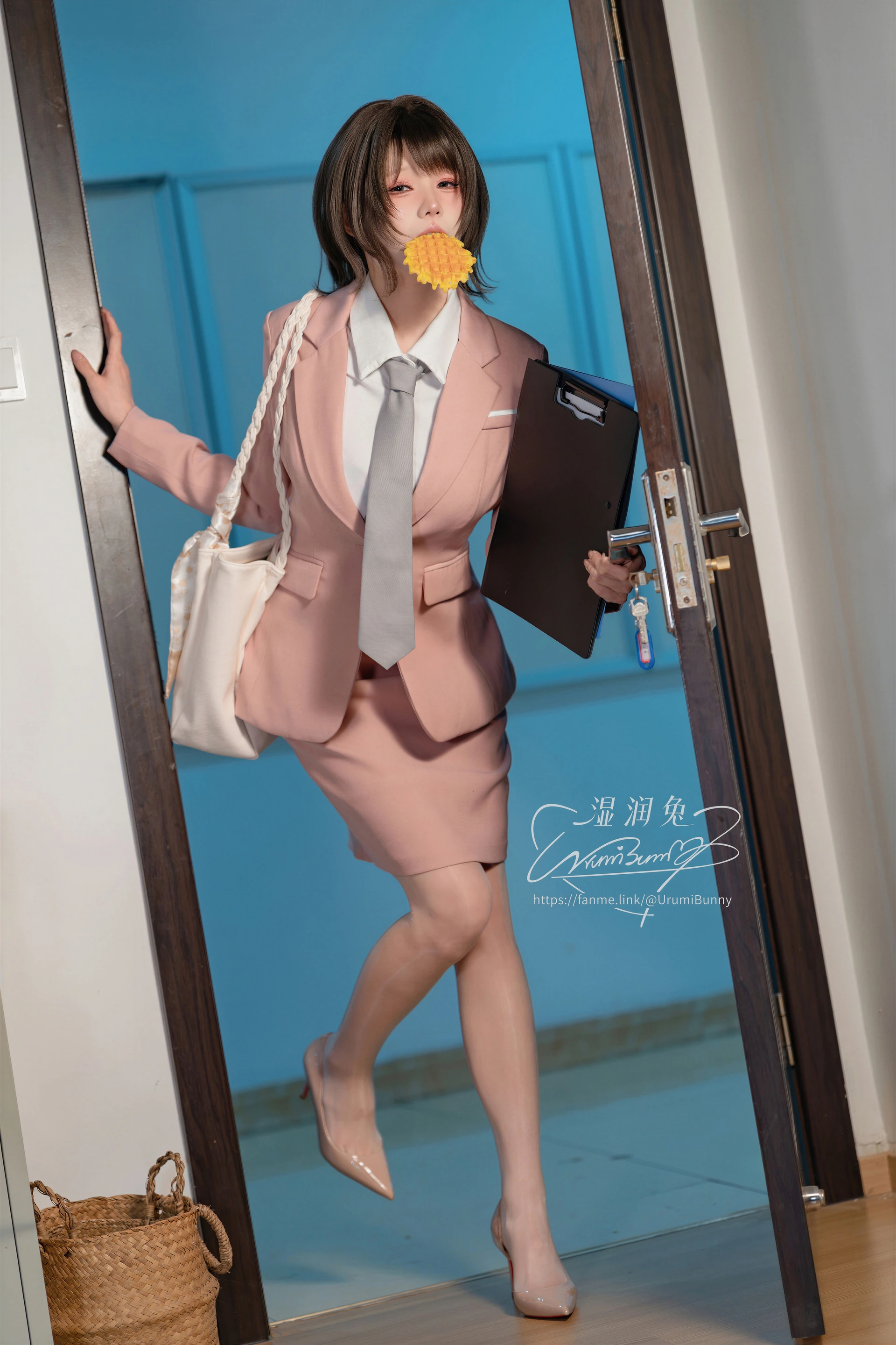 咬一口兔娘职场新人写真预览图1