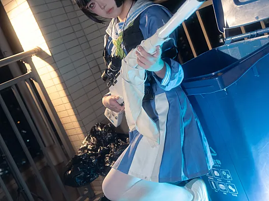 渡久山霞泽美游COS写真:夜景蓝光配水手服,角色气质很到位