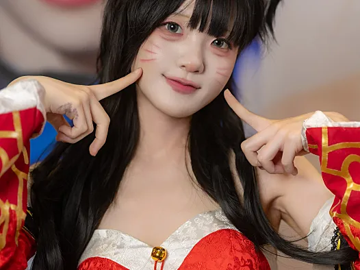 Jenny《Ahri》:红色狐耳造型在展会背景里的灵动感