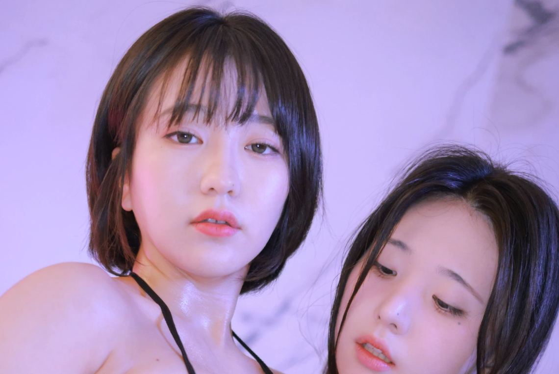Yeon Woo《Couple Oil Play》:紫色灯光下的双人互动写真