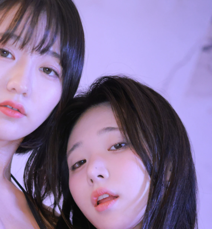 Yeon Woo《Couple Oil Play》:紫色灯光下的双人互动写真