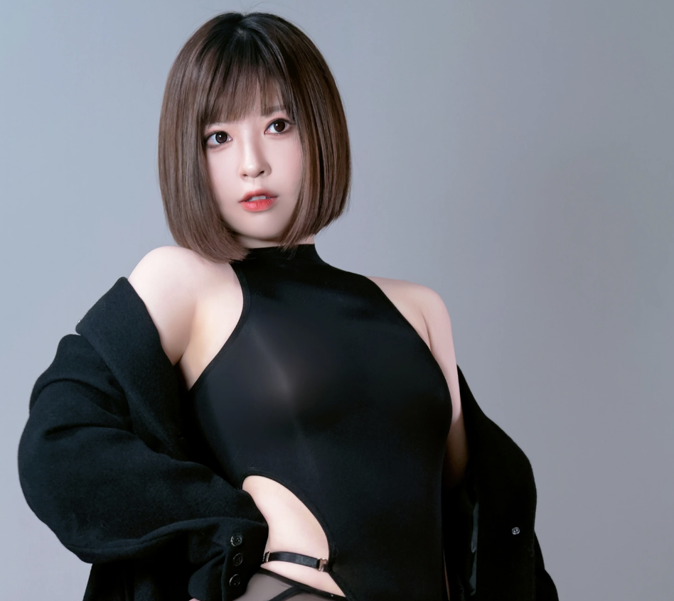 半半子《今日は黑 Vol.3》:黑色连体造型与镜面空间的冷调写真