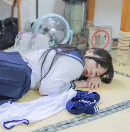 myu_a_《School uniform》:和室地板上的蓝色水手服写真