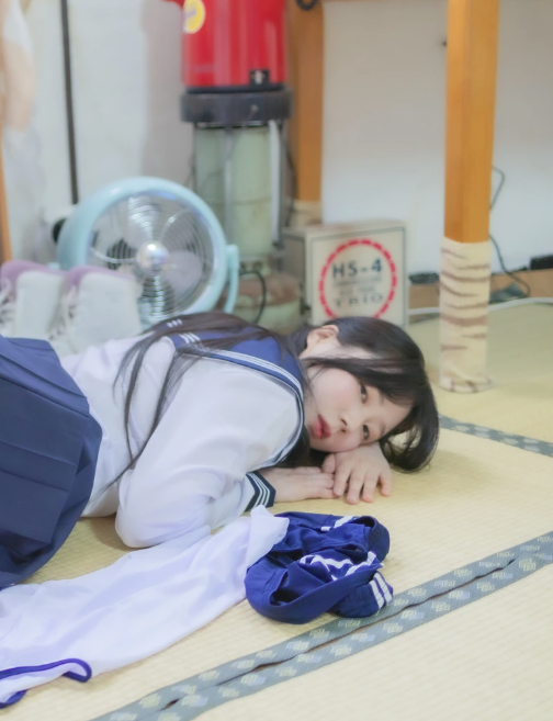 myu_a_《School uniform》:和室地板上的蓝色水手服写真
