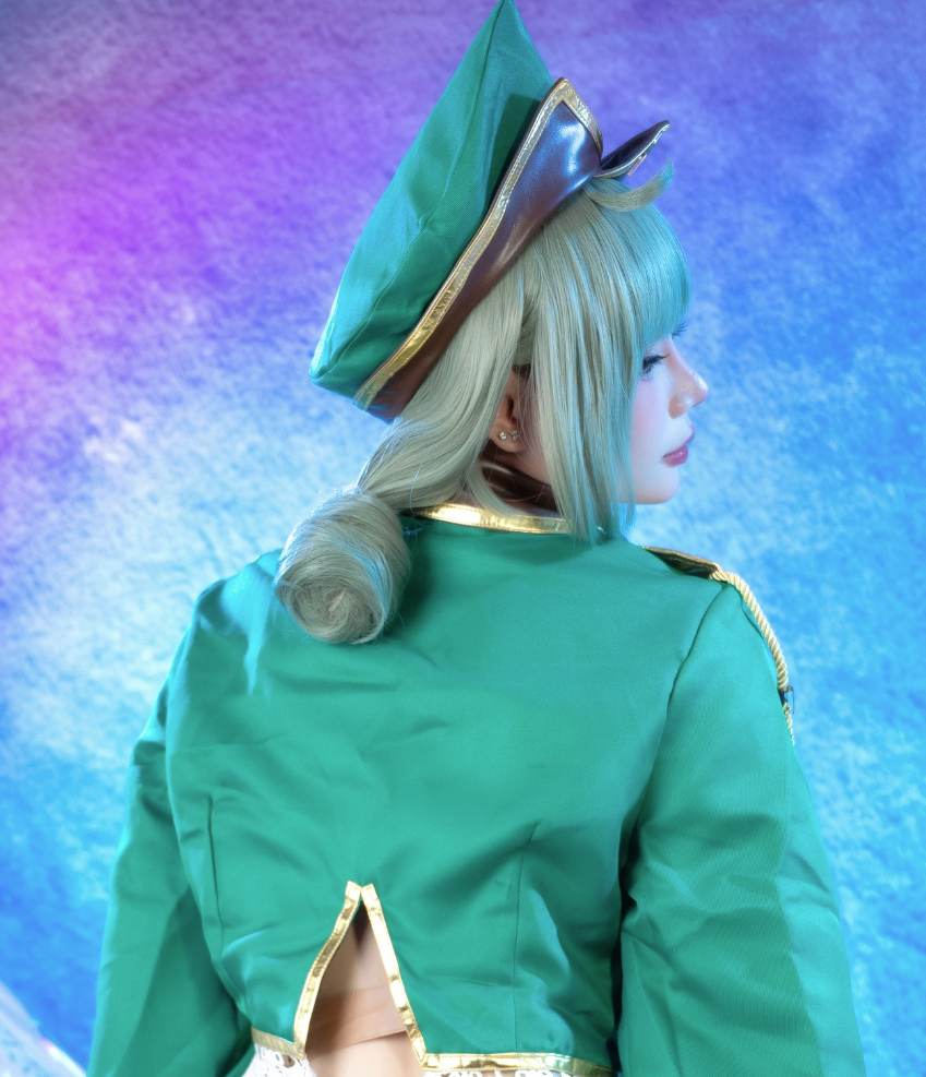 Miinmeow《Kiwi Araga》：绿色科幻制服与彩色棚景写真