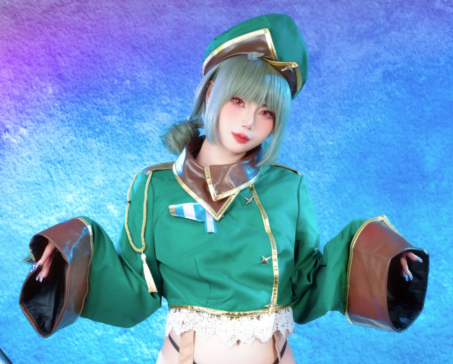 Miinmeow《Kiwi Araga》：绿色科幻制服与彩色棚景写真