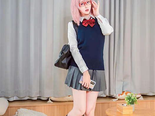 Natsuko夏夏子《5次元的诱惑 天乃莉莉纱校服》:粉发眼镜制服COS