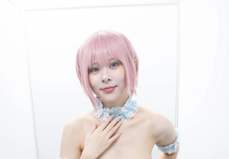 小空sora《Ichika lingerie》:粉色短发与蓝色荷叶边造型