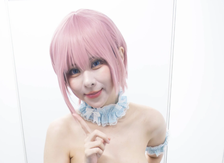 小空sora《Ichika lingerie》:粉色短发与蓝色荷叶边造型