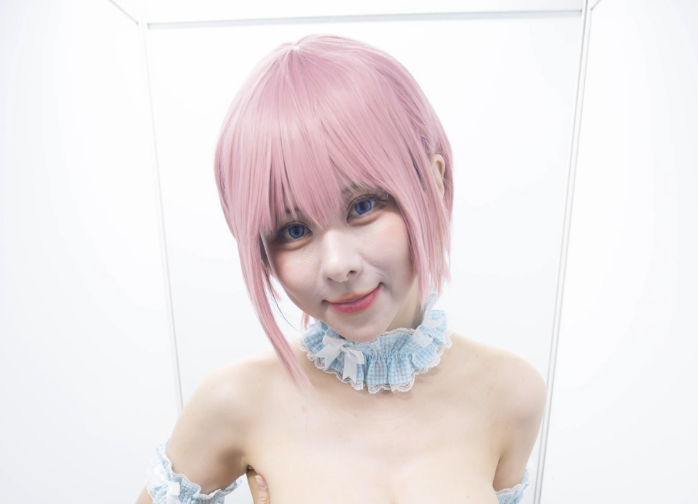 小空sora《Ichika lingerie》:粉色短发与蓝色荷叶边造型