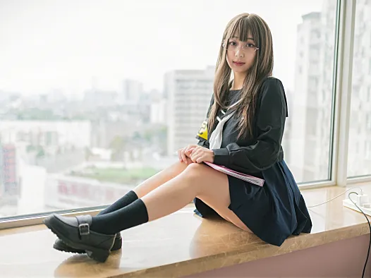 浅安安《风纪委员》:窗边黑色制服的校园感写真