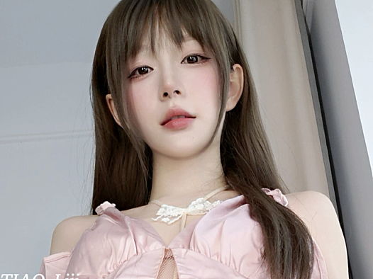 迷之呆梨《珠光》:细闪吊带裙与柔光室内写真
