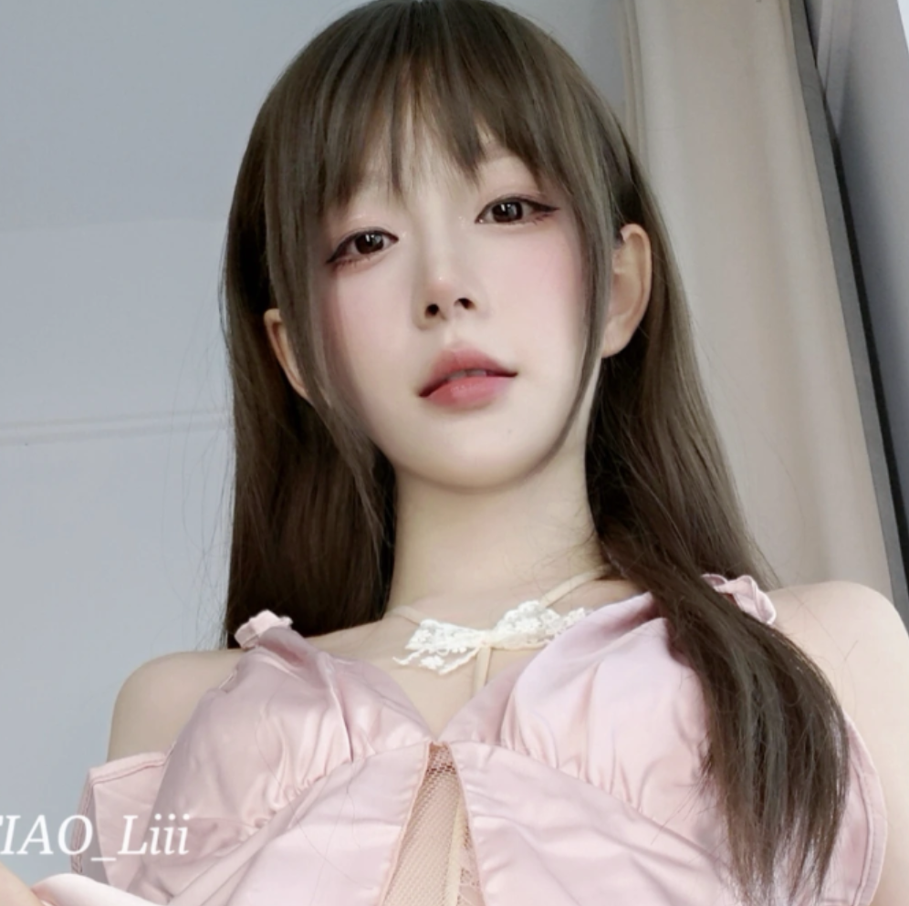 迷之呆梨《珠光》:细闪吊带裙与柔光室内写真