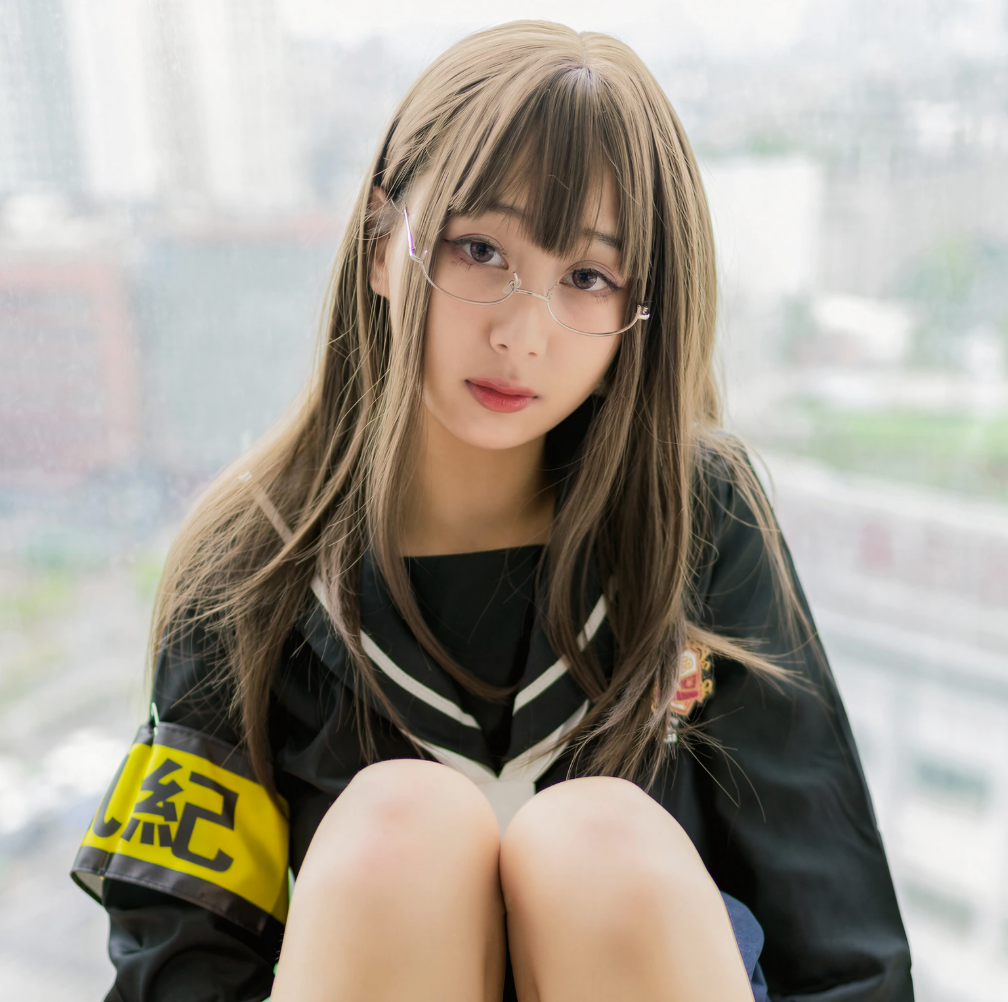 浅安安《风纪委员》:窗边黑色制服的校园感写真