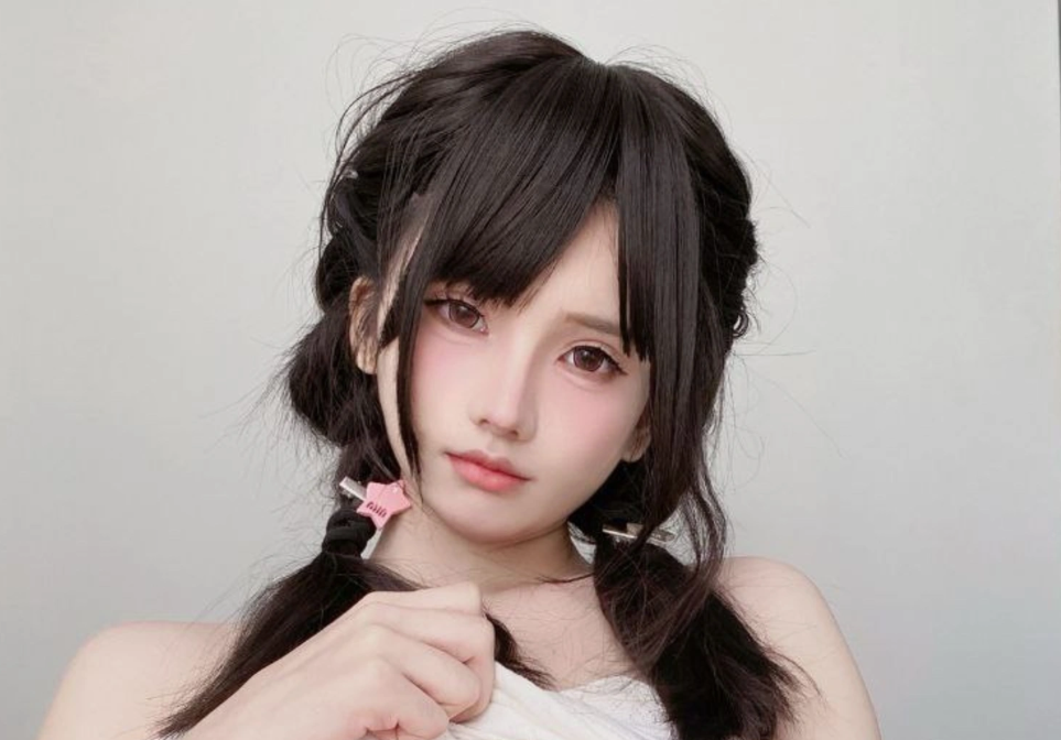二阶堂《牛仔热裤》写真预览：瓜子脸与双马尾